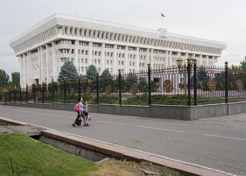这是6月9日在吉尔吉斯斯坦首都比什凯克拍摄的街景.