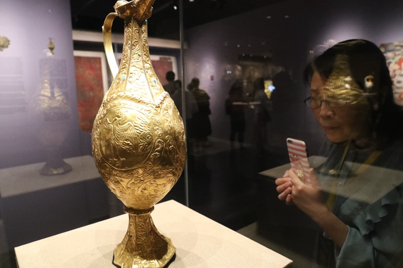 7月2日,观众在敦煌莫高窟文物保护研究陈列中心参观.