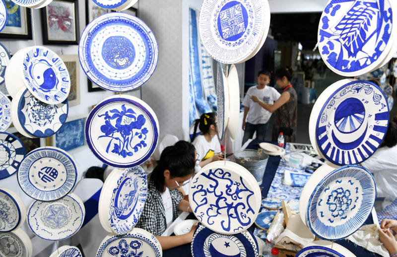 7月22日,学生在中国—东盟少儿艺术教育成果展上展示手绘青花纸盘技艺