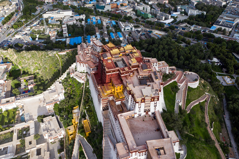 8月10日无人机拍摄的布达拉宫.