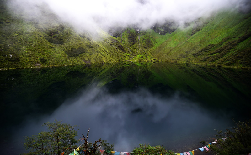 位于西藏日喀则市吉隆县吉隆镇的朗吉错湖(8月20日摄).