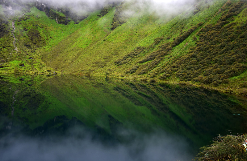 位于西藏日喀则市吉隆县吉隆镇的朗吉错湖(8月20日摄).