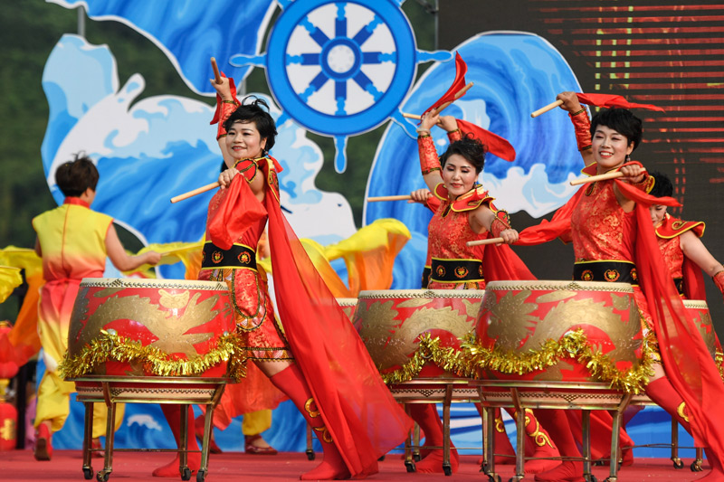 9月15日,桐照村村民表演中国大鼓.