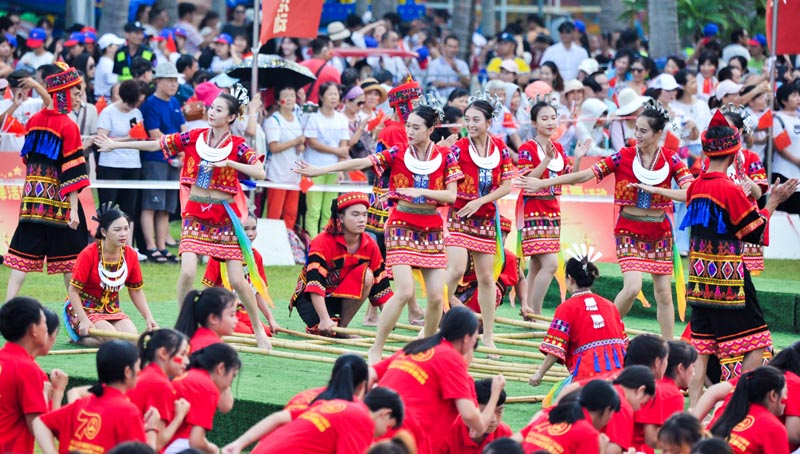 海口:跳竹竿舞迎国庆_图片新闻_中国政府网
