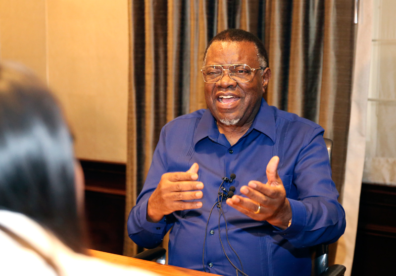 的关键在于坚持中国特色社会主义道路——访纳米比亚总统哈格·根哥布