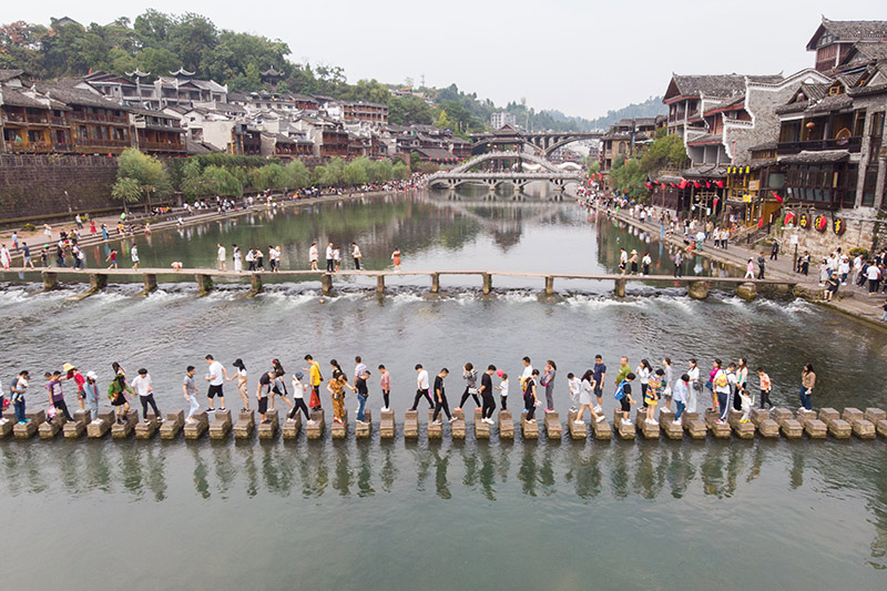 湘西2019年人口_1950年湘西赶尸图片(3)