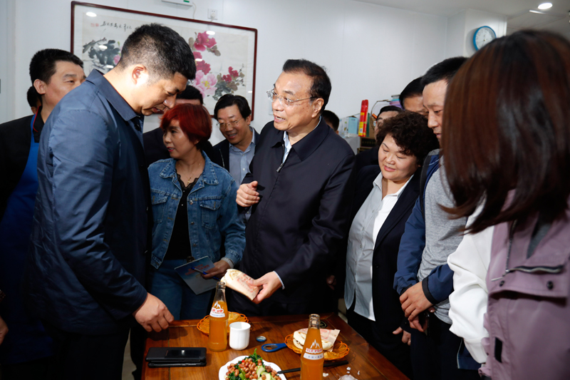 李克强来到明德门北区,听取西安市老旧小区改造汇报,询问群众对小区