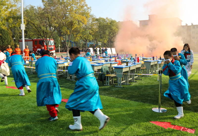 11月4日,呼和浩特市蒙古族学校的学生进行疏散逃生演练.