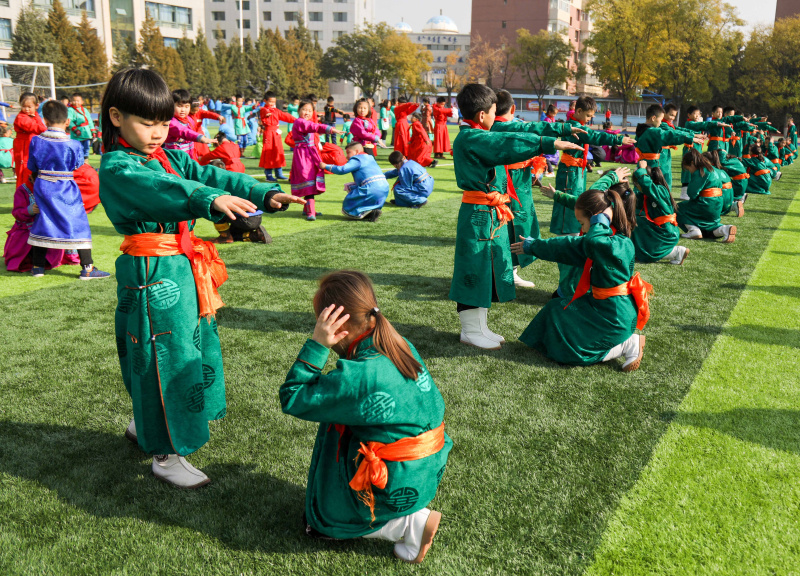 11月4日,呼和浩特市蒙古族学校的学生表演疏散逃生操.
