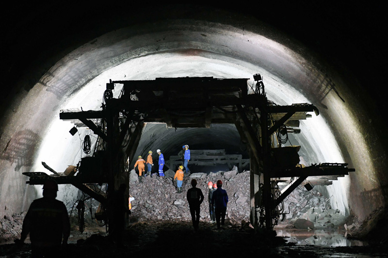 玉磨铁路曼木树隧道图片
