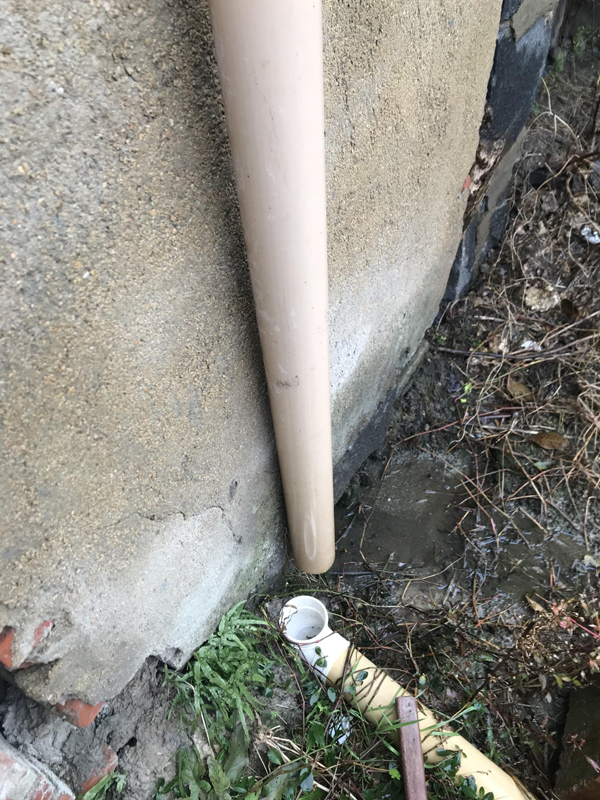 11月27日在安徽省肥东县石塘镇红光社区拍摄的断开的化粪池排气管.