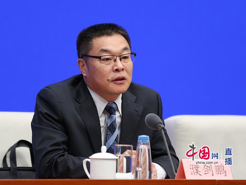 财政部经济建设司负责人濮剑鹏回答记者提问