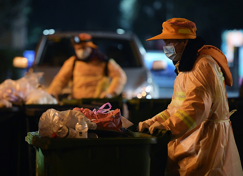 2月1日晚上,江岸环卫集团工作人员在清运社区生活垃圾.