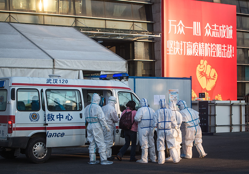 武汉体育中心方舱医院开始收治首批患者