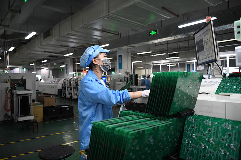 新华社记者 梁旭 摄近日,记者走访深圳多家大型企业生产车间,粤港澳大