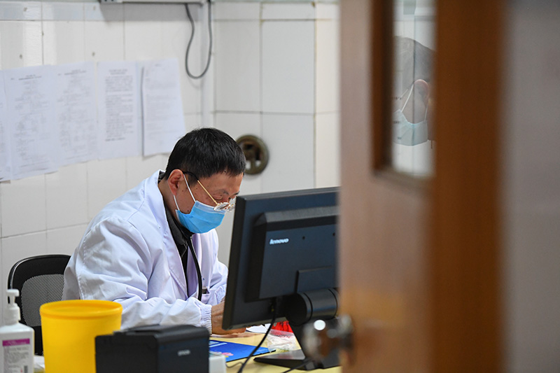 3月31日,在中南大学湘雅三医院门诊,医生为市民看诊.