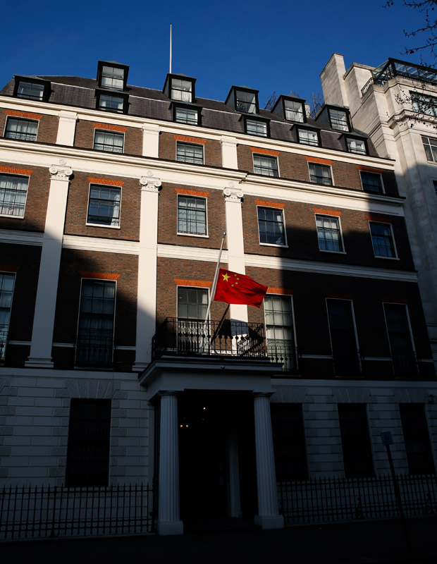 4月4日,在英国伦敦,中国驻英国大使馆下半旗志哀.