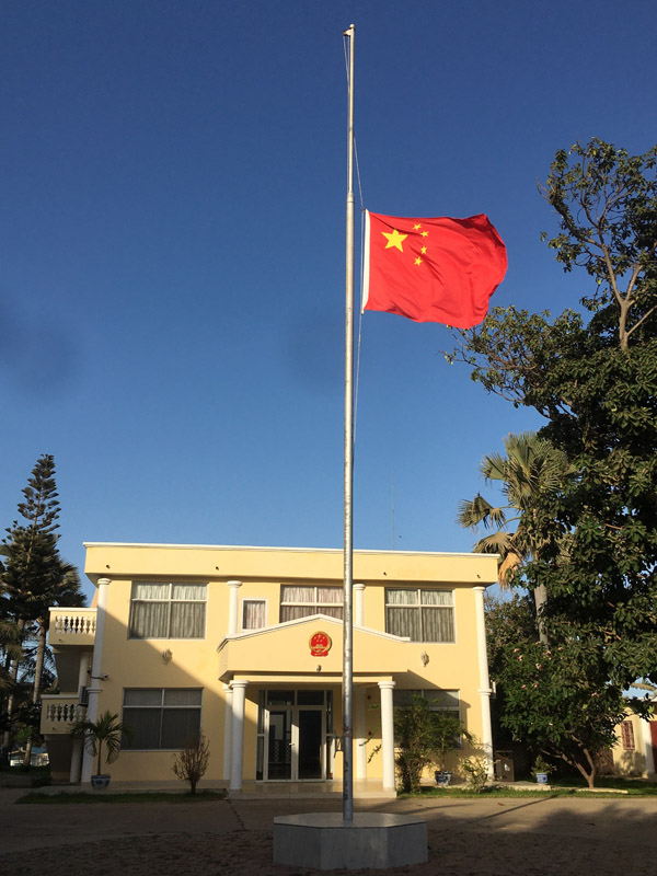 4月4日,在冈比亚首都班珠尔,中国驻冈比亚大使馆下半旗志哀.