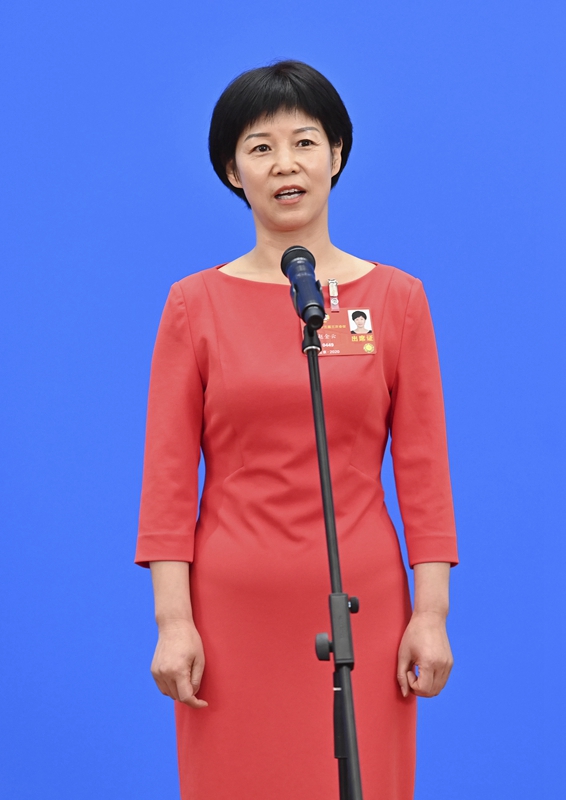 接受采访