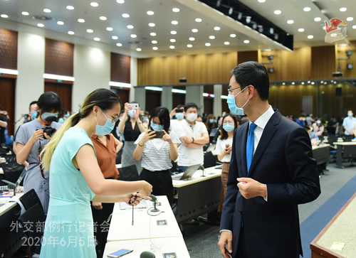 在中国如何成为一名外交官 22383392b71e4162a674ae612dfa6f65.jpg