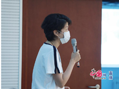 封面新闻记者提问.jpg