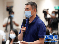 中央广播电视总台央视记者提.gif