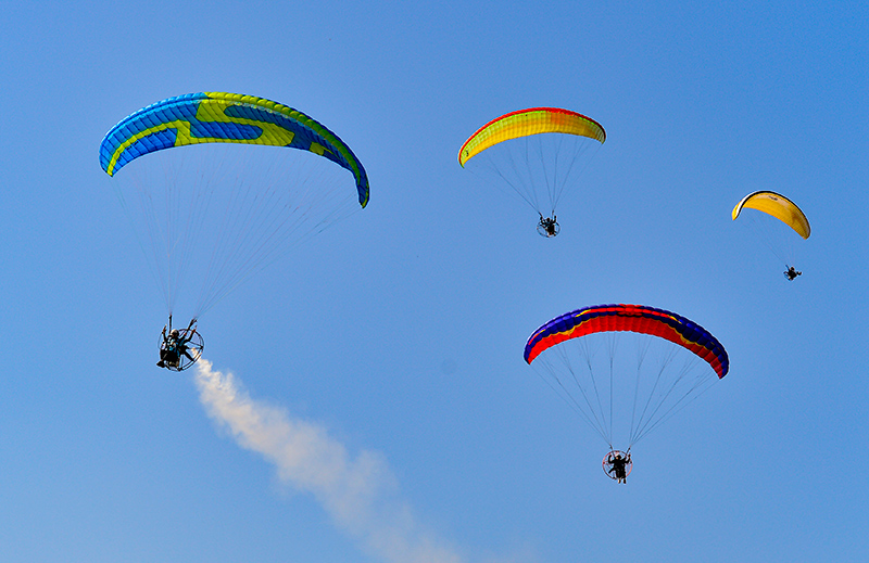 8月21日,动力伞运动员在飞行大会上进行飞行表演.