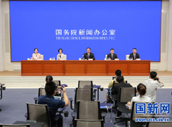 国务院政策例行吹风会主席台_.jpg