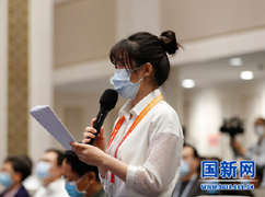 大众网海报新闻记者提问_larg.jpg