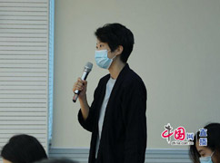 封面新闻记者提问.jpg