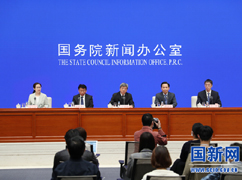 国务院政策例行吹风会主席台_.jpg