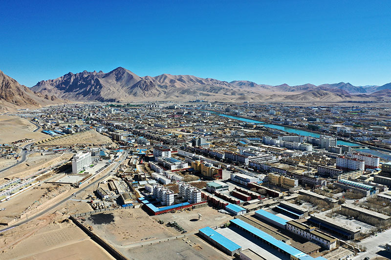 西藏阿里地区噶尔县狮泉河镇全景(12月2日摄,无人机照片).