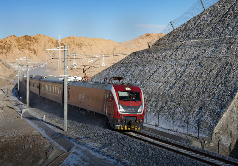 12月9日,k9756次客运列车在格库铁路阿尔金山隧道区段行驶.