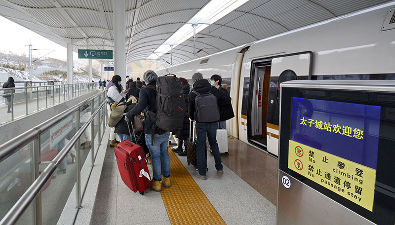 旅客从北京北站乘坐京张高铁抵达太子城车站(12月29日摄).