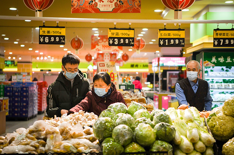 1月25日,消费者在哈尔滨市香坊区一家大型连锁超市购物.