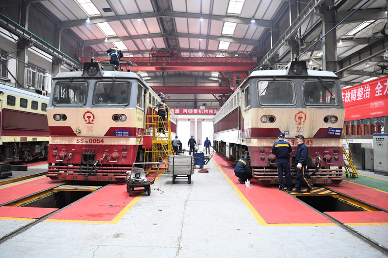 1月26日,重庆机务段职工在机车检修车间内作业.