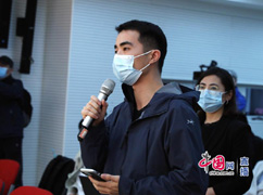 00封面记者提问.jpg