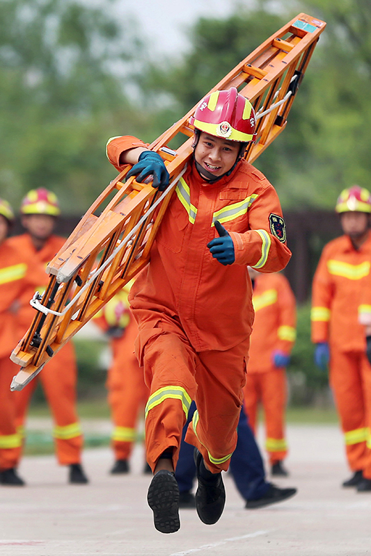 消防运动会 竞赛练技能_图片新闻_中国政府网