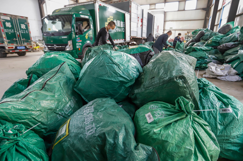 中国邮政集团河北省遵化市分公司的工作人员在整理快递包裹(5月3日摄)