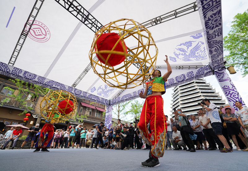 5月15日,非遗传承人在丹寨万达小镇非遗展示区表演非遗绝技"奉贤滚灯"