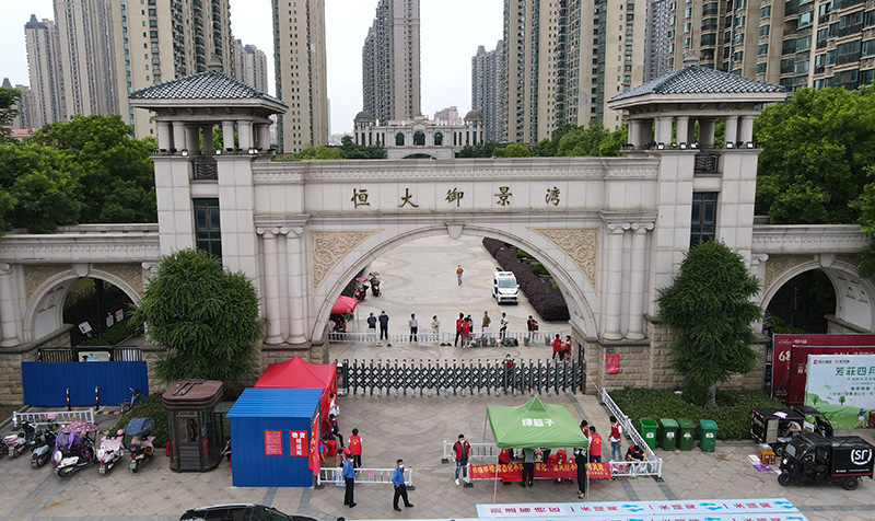 5月18日拍摄的封闭管控的中风险区六安市恒大御景湾小区大门(无人机