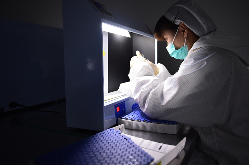 5月20日,在安徽智飞龙科马生物制药有限公司新冠疫苗生产线上,工作