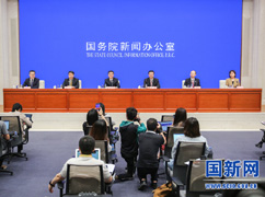 00国务院政策例行吹风会主席.jpg