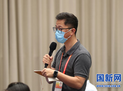 封面新闻记者提问_large.jpg