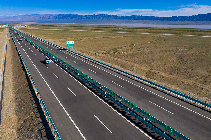 6月30日,车辆行驶在京新高速公路上(无人机照片).