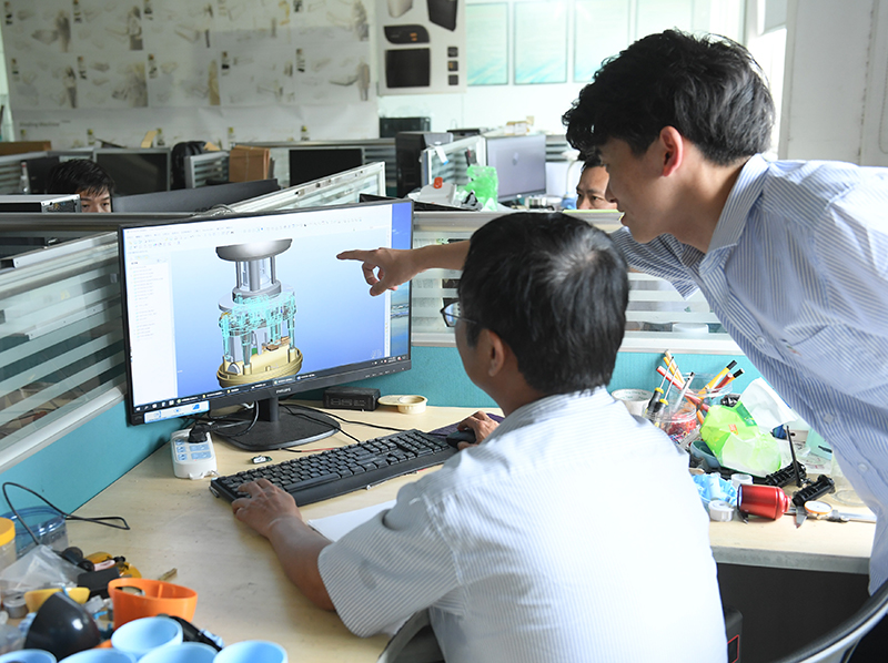 7月13日,宁波天虹文具有限公司的研发人员在讨论一款削笔器的设计.