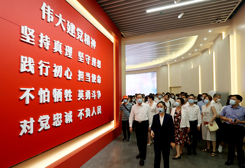 7月23日,观众在中共一大纪念馆观看新近增设的"伟大建党精神"展陈.