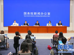 6国务院政策例行吹风会主席台_large.jpg