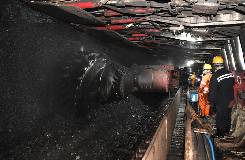 10月20日,安徽省宿州市钱营孜煤矿工人在开采电煤.