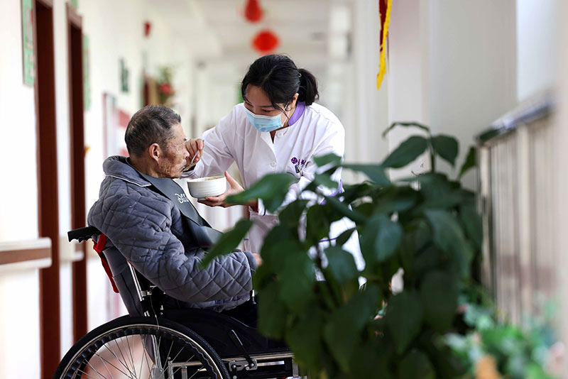10月27日,在安徽省合肥市瑶海区东七社区居家养老服务中心,护理人员在